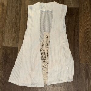 Maurices Woman’s White Cardigan Size 2